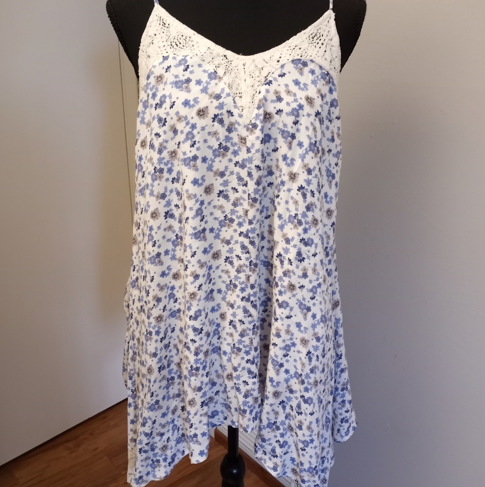 Chloah,medium, shark bite hem, white with blue flowers